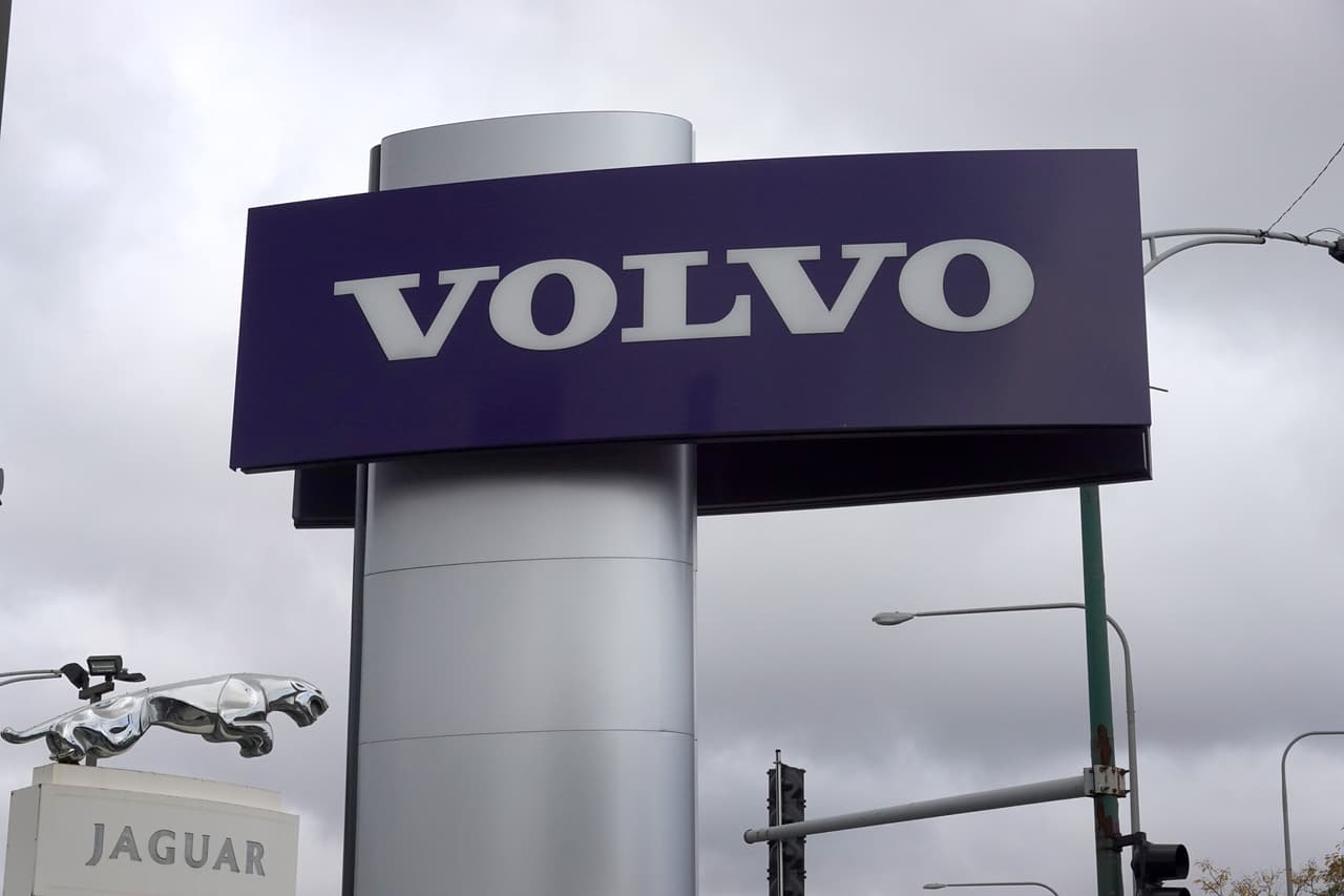 El fabricante de automóviles sueco Volvo Cars anunció el lunes que suspendería los envíos de automóviles al mercado ruso hasta nuevo aviso. En un comunicado enviado por correo electrónico, la compañía dijo que había tomado la decisión debido a los "riesgos potenciales asociados con el comercio con Rusia, incluidas las sanciones impuestas por la Unión Europea y Estados Unidos".