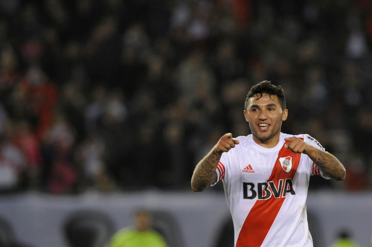 El extremo charrúa Tabaré Viudez era propiedad del América cuando, jugando cedido para el Necaxa, agredió a un árbitro y fue suspendido varios juegos, acabando así su paso en la Liga MX.