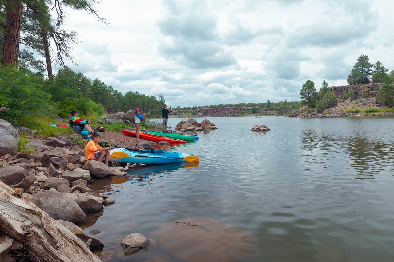 <b>Alamo Lake</b> es ideal para deportes acuáticos como surf de remo, kayak y, si el viento lo permite, kitesurf. Tiene seis campamentos disponibles para lo que gusta de pasar la noche bajo las estrellas y principalmente famoso entre los amantes de la pesca.