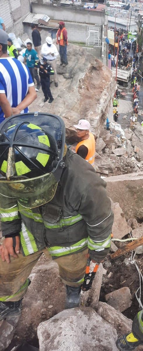 Las autoridades evacuaron las casas vecinas y pidieron a las personas evitar la zona para facilitar el trabajo de los rescatistas.