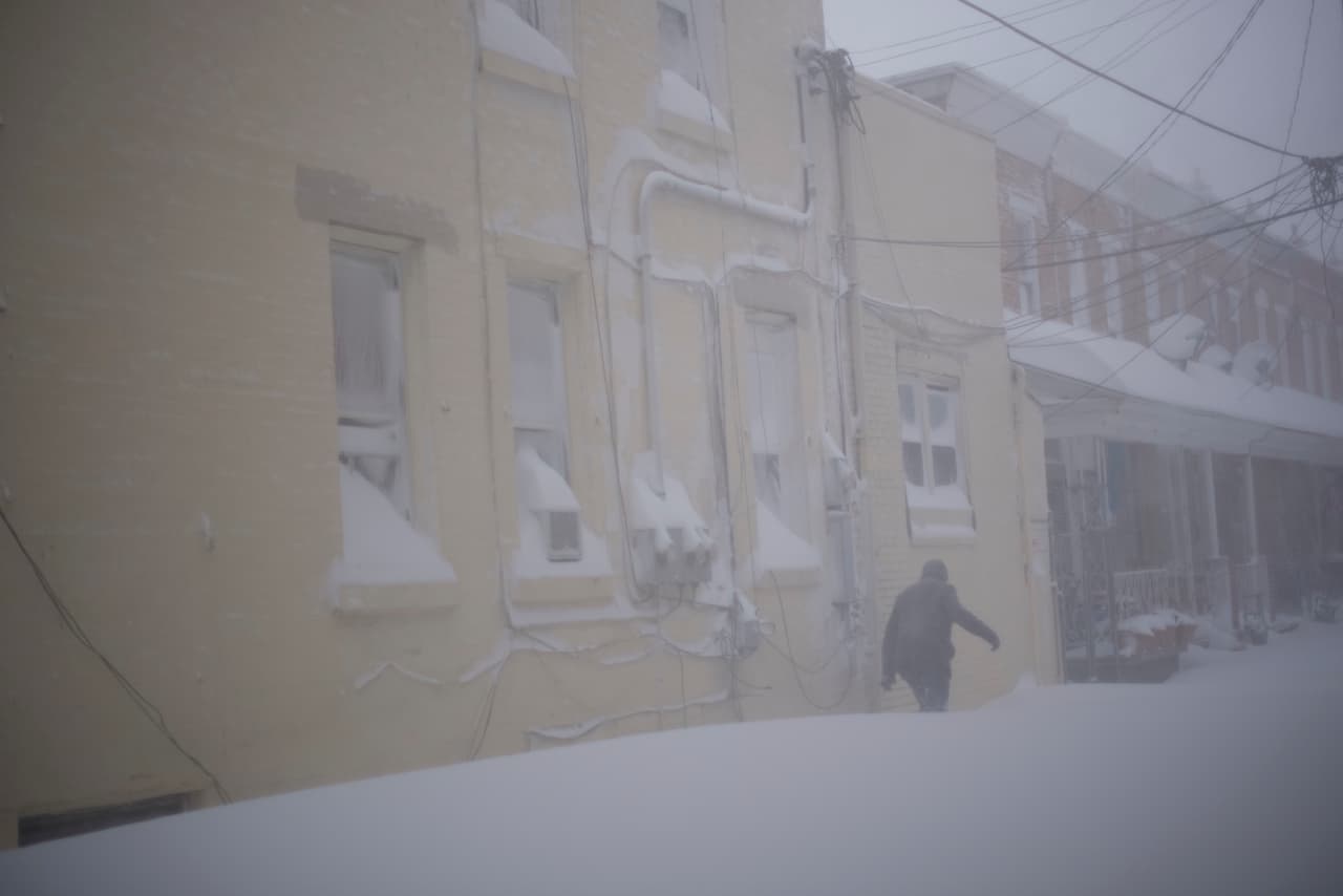 <b>Las tuberías pueden romperse inexplicablemente</b>
<br>Cuando el agua subterránea se congela también se expande, lo que puede llegar a duplicar de manera intempestiva la fuerza que deben soportar las tuberías de 400 libras a 800 libras, ese cambio radical puede romper los ductos del agua sobre todo cuando tienen una grieta previa, lo que puede llevar a que exploten por la presión.