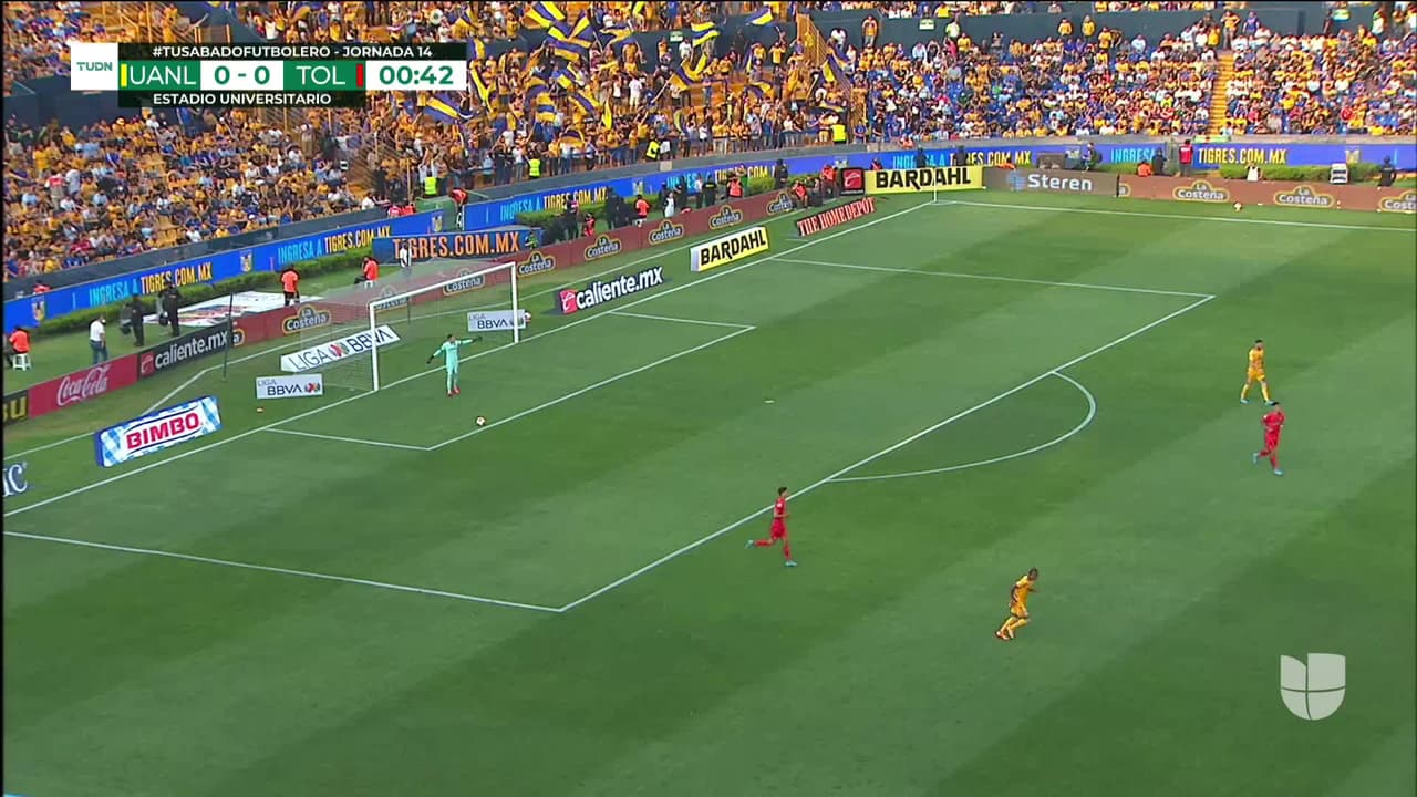 Arranca el partido y la pelota está en juego.