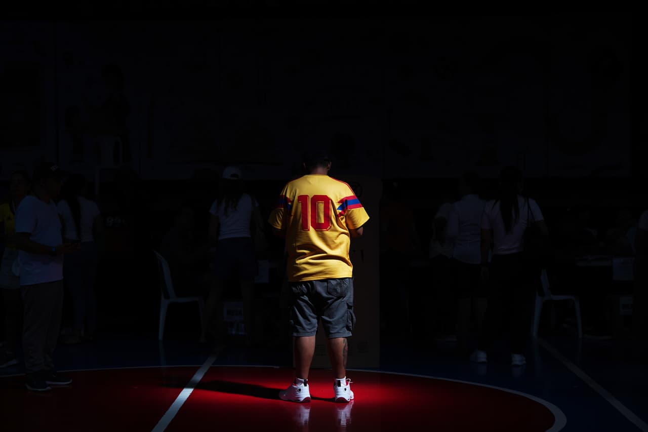 Un votante con la camiseta de la selección nacional de fútbol espera su turno para emitir su voto durante la segunda vuelta electoral en Barranquilla, Colombia, el domingo 21 de junio de 2026.