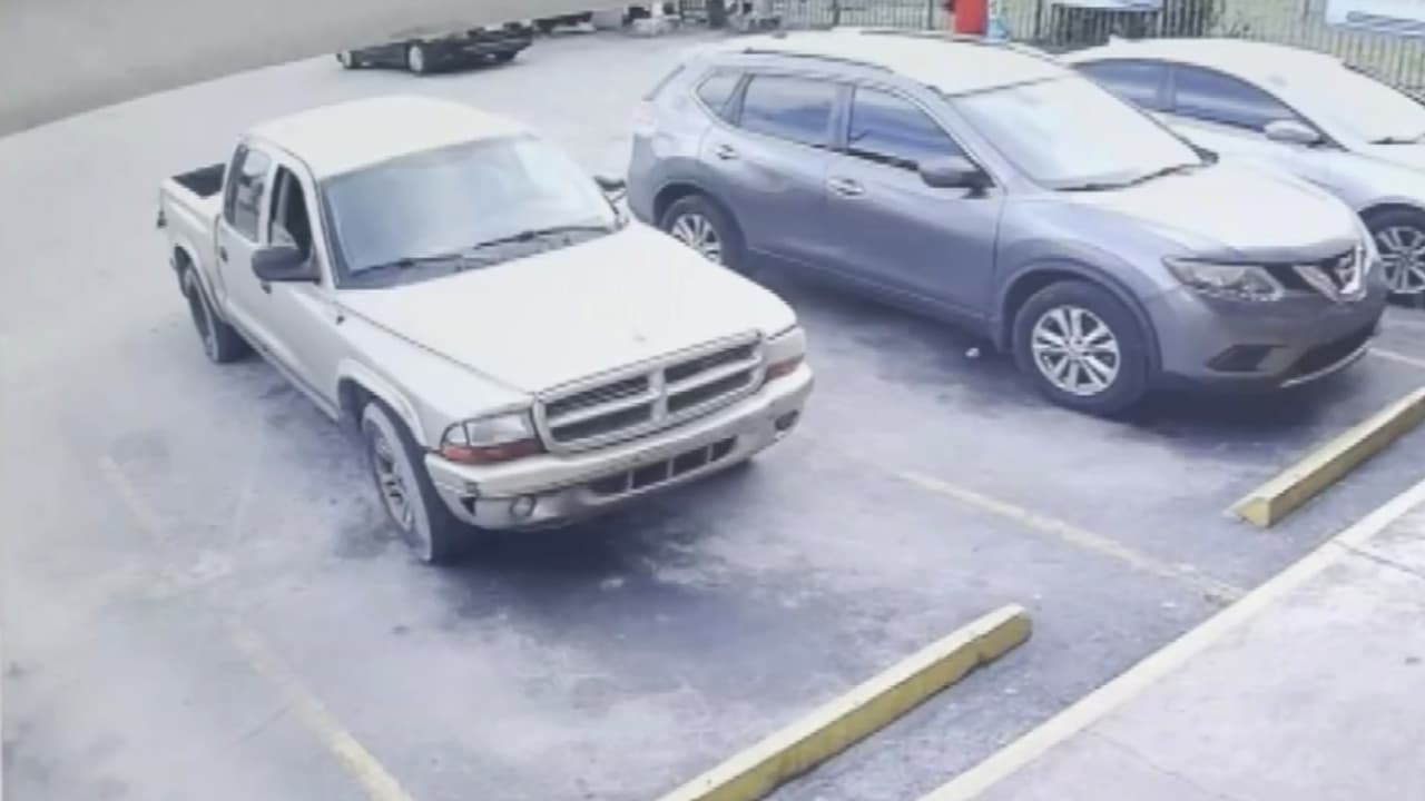 El momento en que una camioneta se estrella contra un negocio en Miami-Dade: una mujer resultó herida