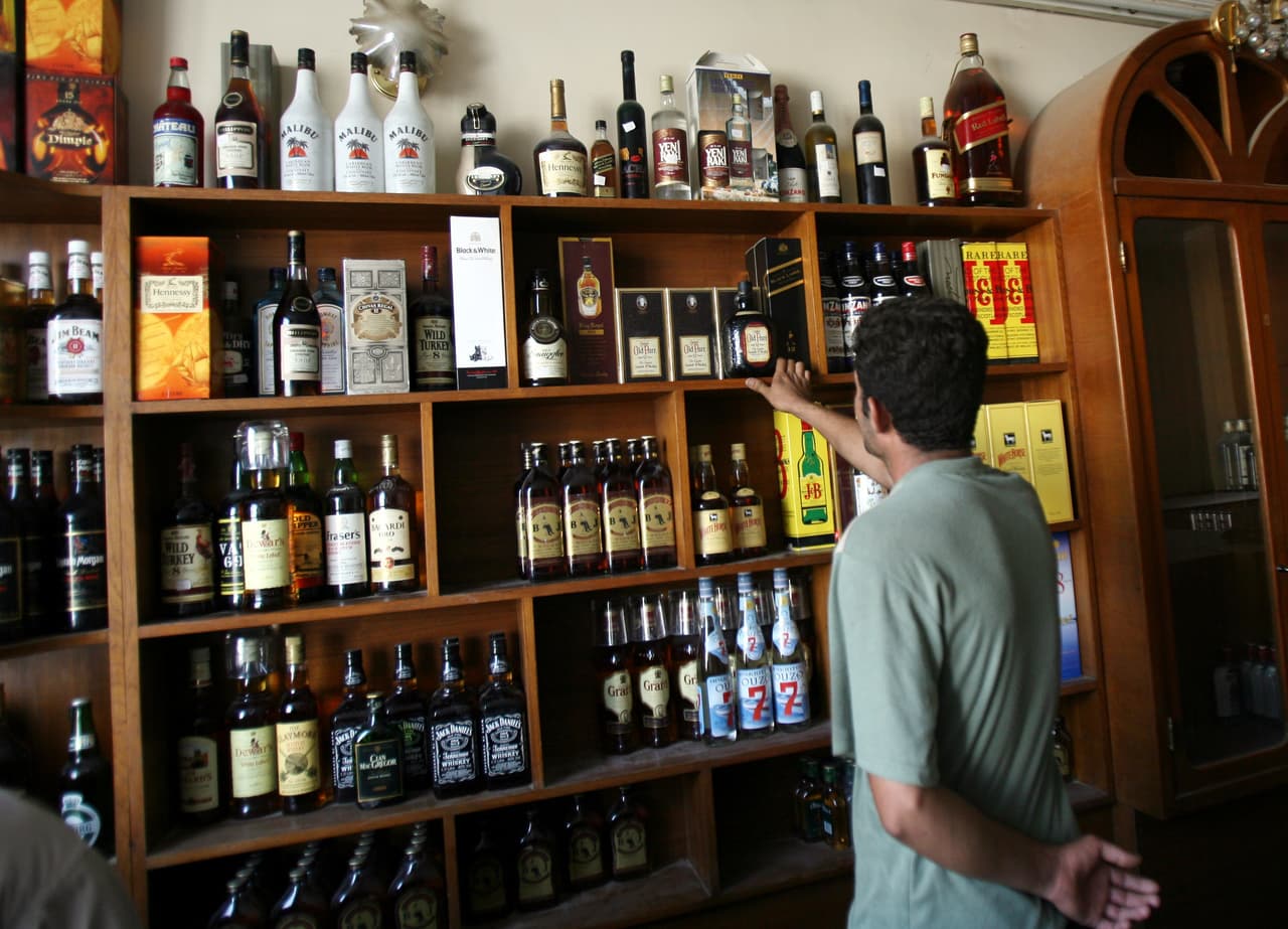 Sin embargo, el proyecto de ley incluye una enmienda que permite que los bares de los hoteles vendan alcohol a los huéspedes registrados en cualquier momento del día.