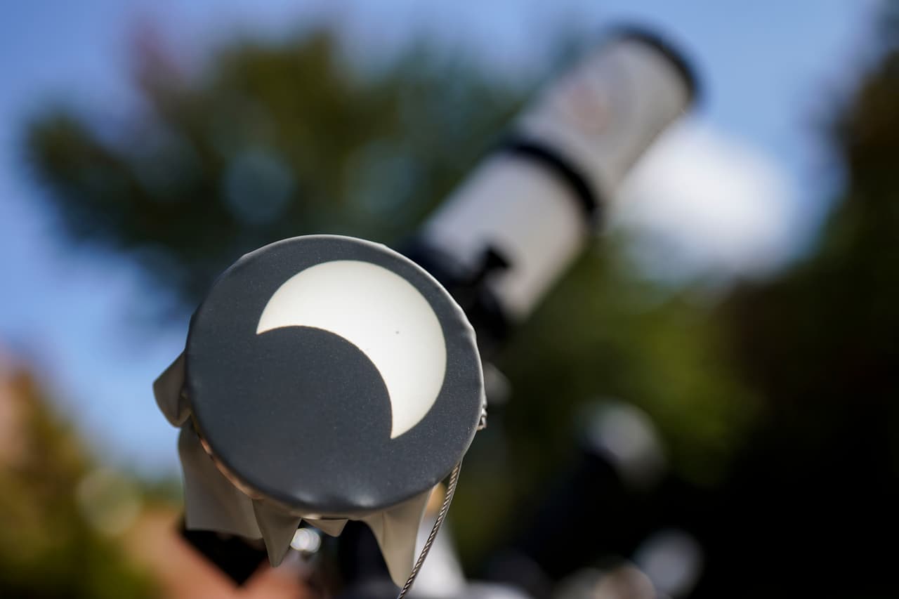 El eclipse solar parcial captado por un telescopio cuando la luna había cubierto por poco al sol.