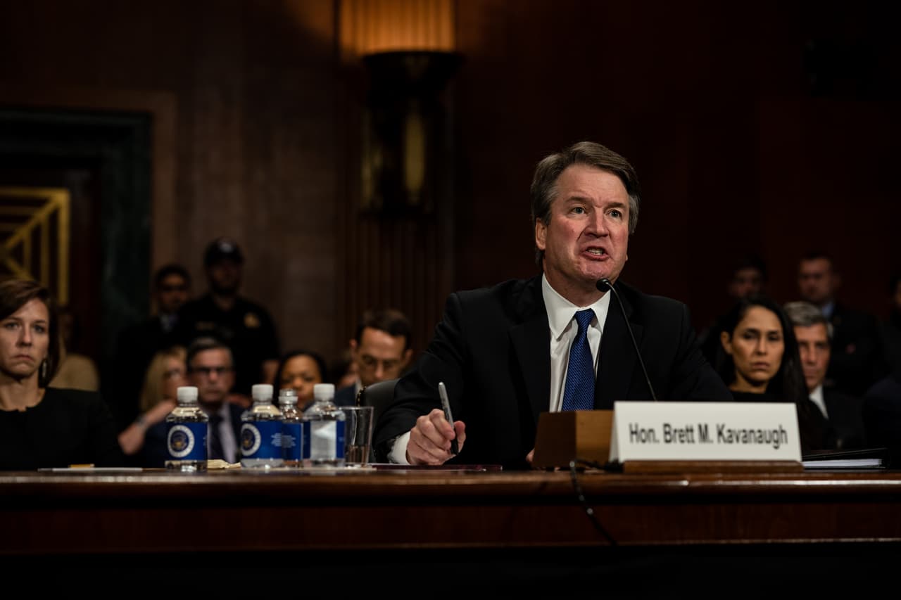 "Mi familia y mi nombre ha sido total y permanentemente destruido", aseguró Kavanaugh cuando intervino inmediatamente después de Ford. Dijo que su proceso de confirmación se convirtió en una "desgracia nacional". Con 50 votos a favor y 48 en contra fue confirmado como nuevo magistrado de la Corte Suprema de Justicia. 
<a href="https://www.univision.com/noticias/politica/fotografias-interactivas-las-similitudes-y-diferencias-entre-el-interrogatorio-a-anita-hill-1991-y-a-christine-blasey-ford-2018">Se trata de la mínima diferencia obtenida por un magistrado e iguala a Clarence Thomas</a>, quien en 1991 recibió 52 votos a favor y 48 en contra.
<br>