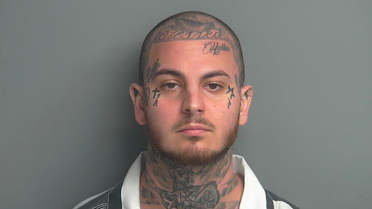 Tyler Edward Prewitt, 23 años. Acusado de lesiones con agravantes con un arma mortal. Visto por última vez en la carretera FM 1485, Conroe.