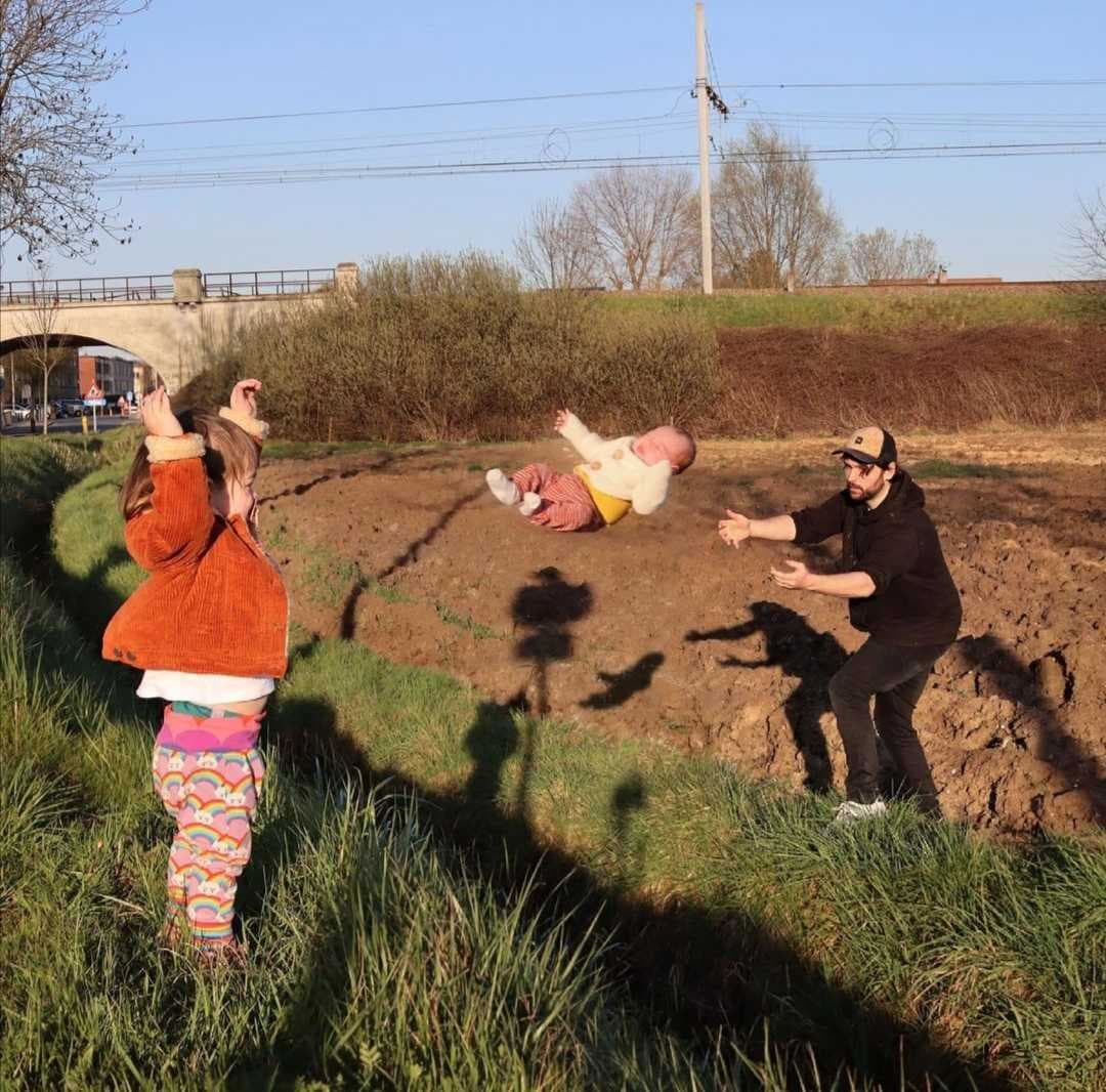 Señala que sus actividades diarias, como conducir, mirar películas o revistas, son las que le inspiran para crear sus poco convencionales imágenes familiares.