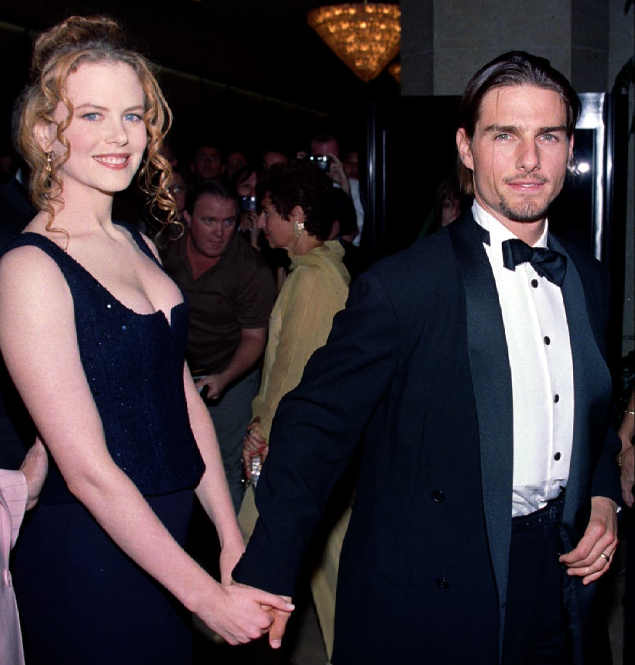 En 1990 Tom Cruise se casó con Nicole Kidman y ambos fueron una de las parejas más estables de aquellos años. Adoptaron 2 hijos y para 2001 finalizaron su divorcio por diferencias irreparables, de acuerdo con 'Vogue'.