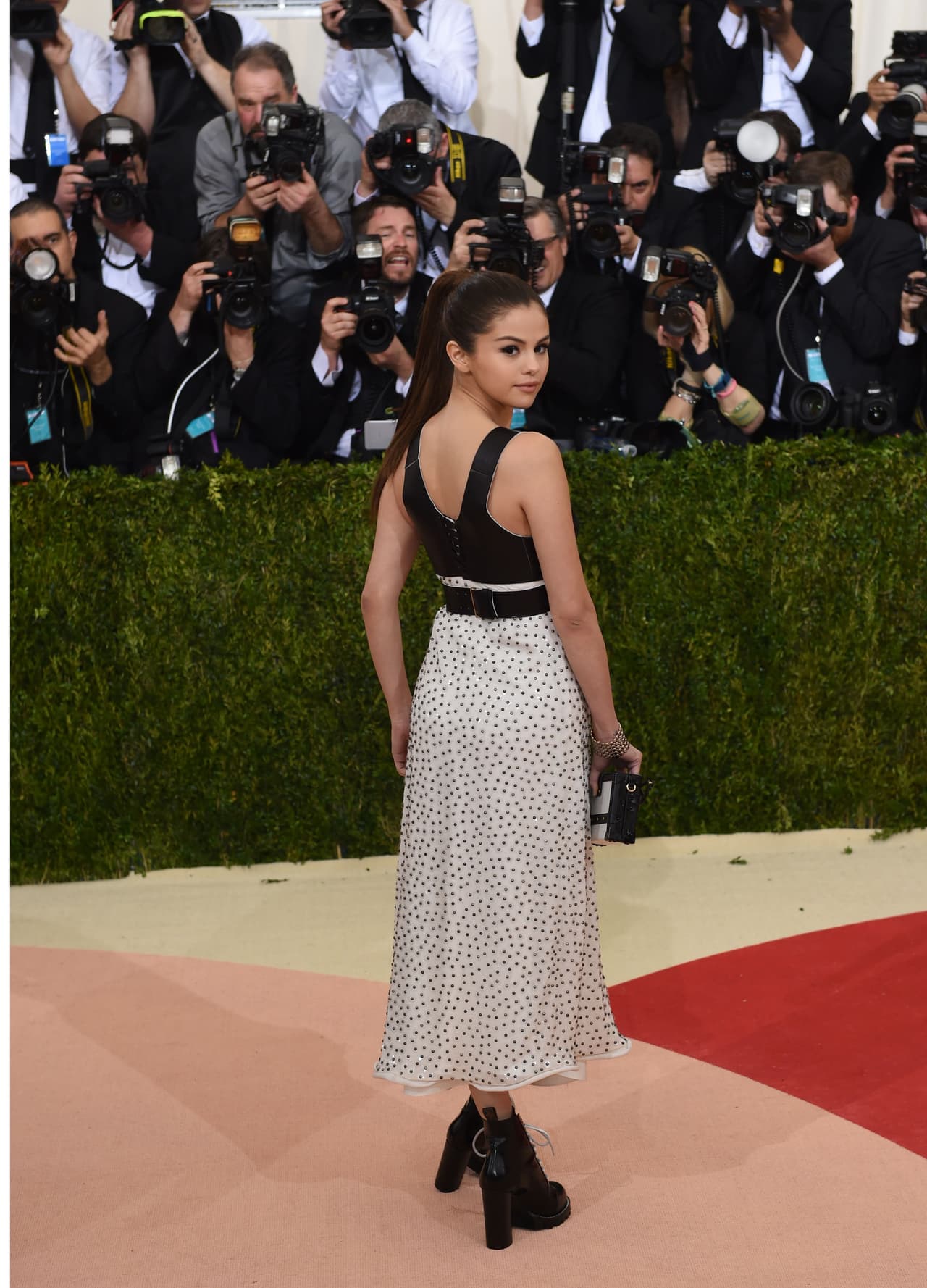 Pobre 'Sel', sus fanáticos son duros, quizá ya se acostumbró.