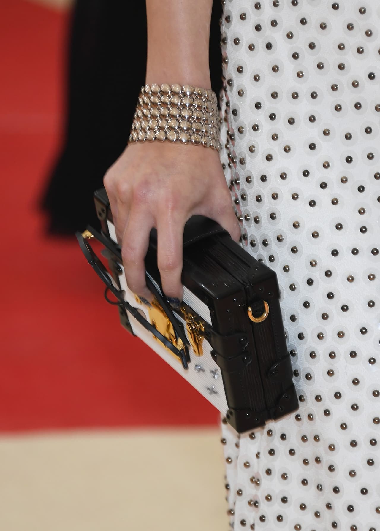 Nadie perdió detalle de la cartera ni los accesorios, parecía que eso era lo único rescatable de su atuendo.