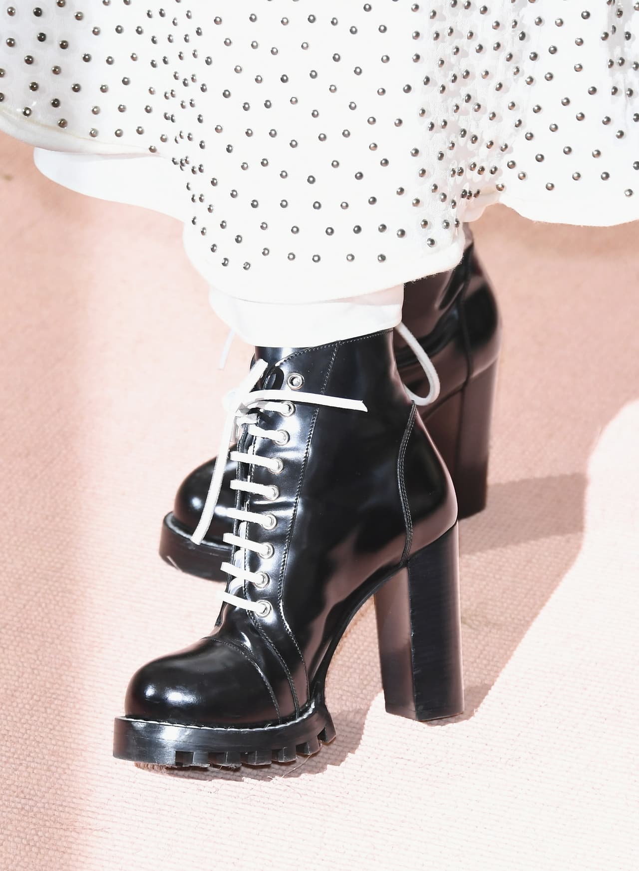 Pero lo que en realidad puso a todos de cabeza fueron estos zapatos, nadie se aguantó las ganas y en redes sociales se burlaron del modelito.