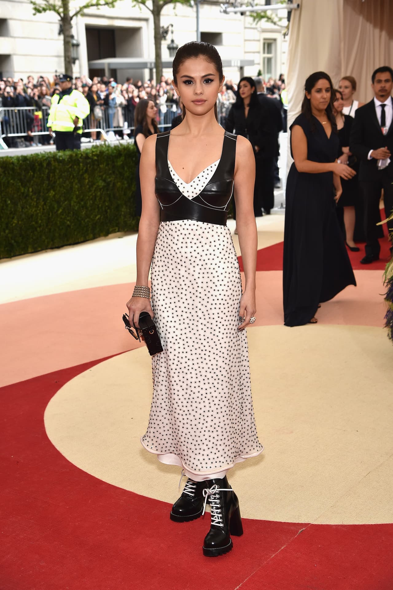 Selena usó un diseño de Nicolas Ghesquiere para Louis Vuitton, con una falda hasta los tobillos, decorada con puntos negros y unos zapatos que dieron mucho de qué hablar.