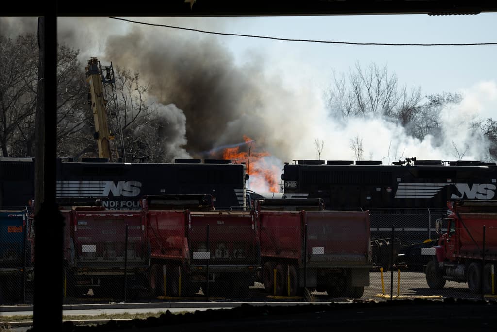El incendio se fue extendiendo hacia las vías del tren, lo que bomberos atendieron de inmediato, evitando mayores daños.