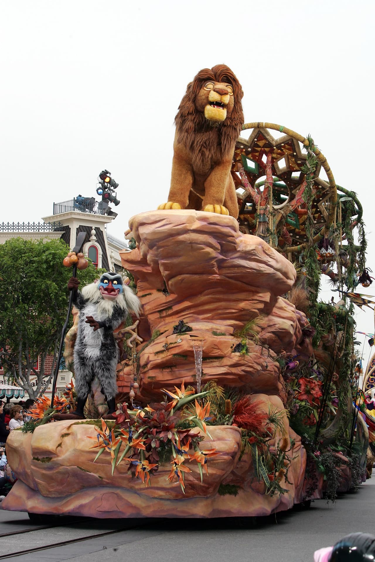 Mufasa en El Rey León Mufasa es quizá uno de los papás más sabios y más recordados de las películas animadas. Quien no admita que el corazón se le hizo chiquito cuando su hermano lo mata; está mintiendo. Sin duda esta es uno de los papás más geniales del cine, una colaboración pequeña pero central en el filme.