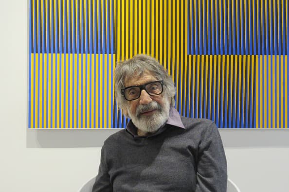 Carlos Cruz-Diez nació en Caracas el 17 de agosto de 1923. En 1957, se trasladó a París para crear una obra innovadora y audaz que fue reconocida mundialmente. En esta ciudad murió el 27 de julio de 2019.