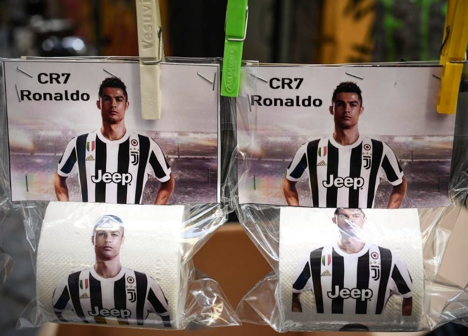 Aficionados del Nápoles le ponen la cara de Cristiano Ronaldo al papel higiénico