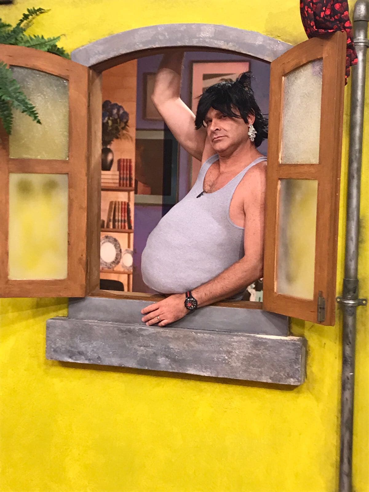 A este vecino le encanta quejarse de su esposa, pero bien que quiere a la condenadota.