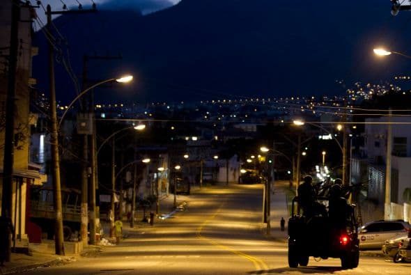 "Quien se quiera entregar que lo haga ahora" porque "estaremos del lado de afuera por poco tiempo", añadió al explicar el megaoperativo que inició la policía junto al Ejército tras la ola de ataques del narcotráfico, que en los últimos días han sembrado el pánico con incendios a vehículos y ataques a puestos militares. "No vamos a retroceder en la decisión de pacificar a Río. Estamos llegando a los momentos finales para alcanzar a los traficantes que están en Alemao", remató.