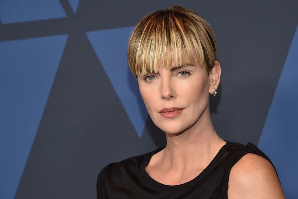 Puedes usarlo de dos formas, como la editora de Vogue o como la actriz Charlize, ambas resaltan las facciones de su rostro de forma magistral.