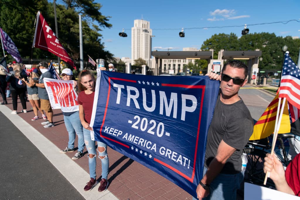 Algunos de los seguidores de Trump estaban con mascarilla y otros sin ella. Trump está bajo tratamiento con Remdesivir, un antiviral, luego de haber recibido una dosis de Regeneron.
