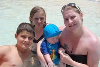 Una mamá con cáncer prepara futuros regalos de cumpleaños para sus hijos