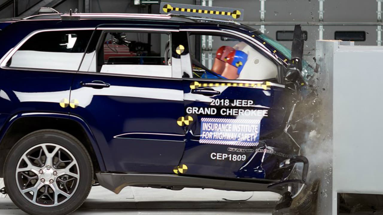 La Jeep Grand Cherokee 2018 obtuvo malos resultados en su prueba de impacto frontal de lado del copiloto. El IIHS reporta que incluso la puerta del conductor se abrió durante el choque a 40 mph.