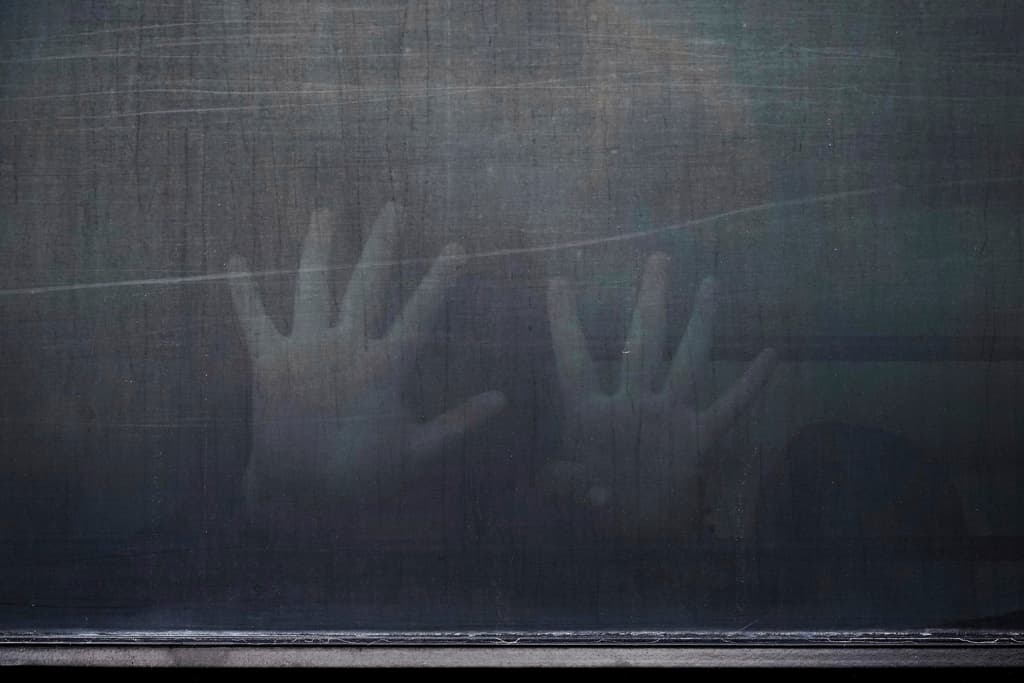 A través de los vidrios polarizados del autobús de ICE,
<b>la madre peruana intentó ofrecer información</b> para que avisaran a sus allegados en San Antonio sobre
<b>lo que pasó con ella y sus niñas</b>. En ese momento, desconocía si las ingresarían en el
<b><a href="https://www.univision.com/local/san-antonio-kwex/la-madre-detenida-por-ice-en-corte-de-san-antonio-relata-por-llamada-como-vive-la-separacion-de-su-familia-video" target="_blank">centro de detención familiar en Karnes. </a></b>