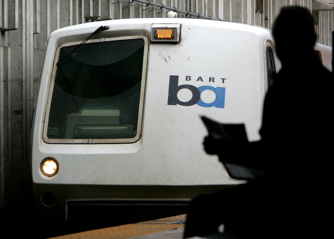 Persona muere impactada por un tren del BART