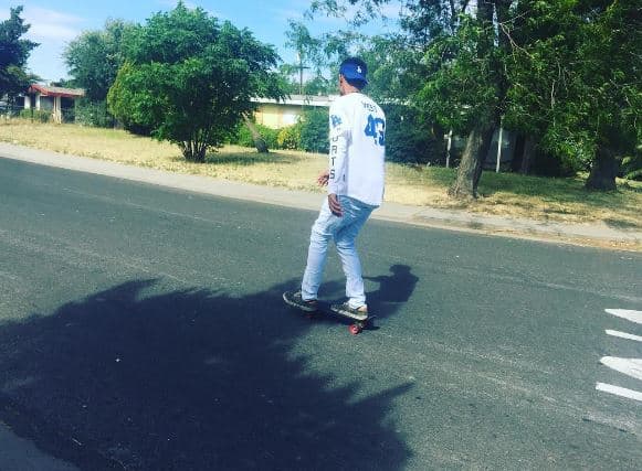 El chico sabe que para tener mayores posibilidades debe aprender mejor a hablar español.