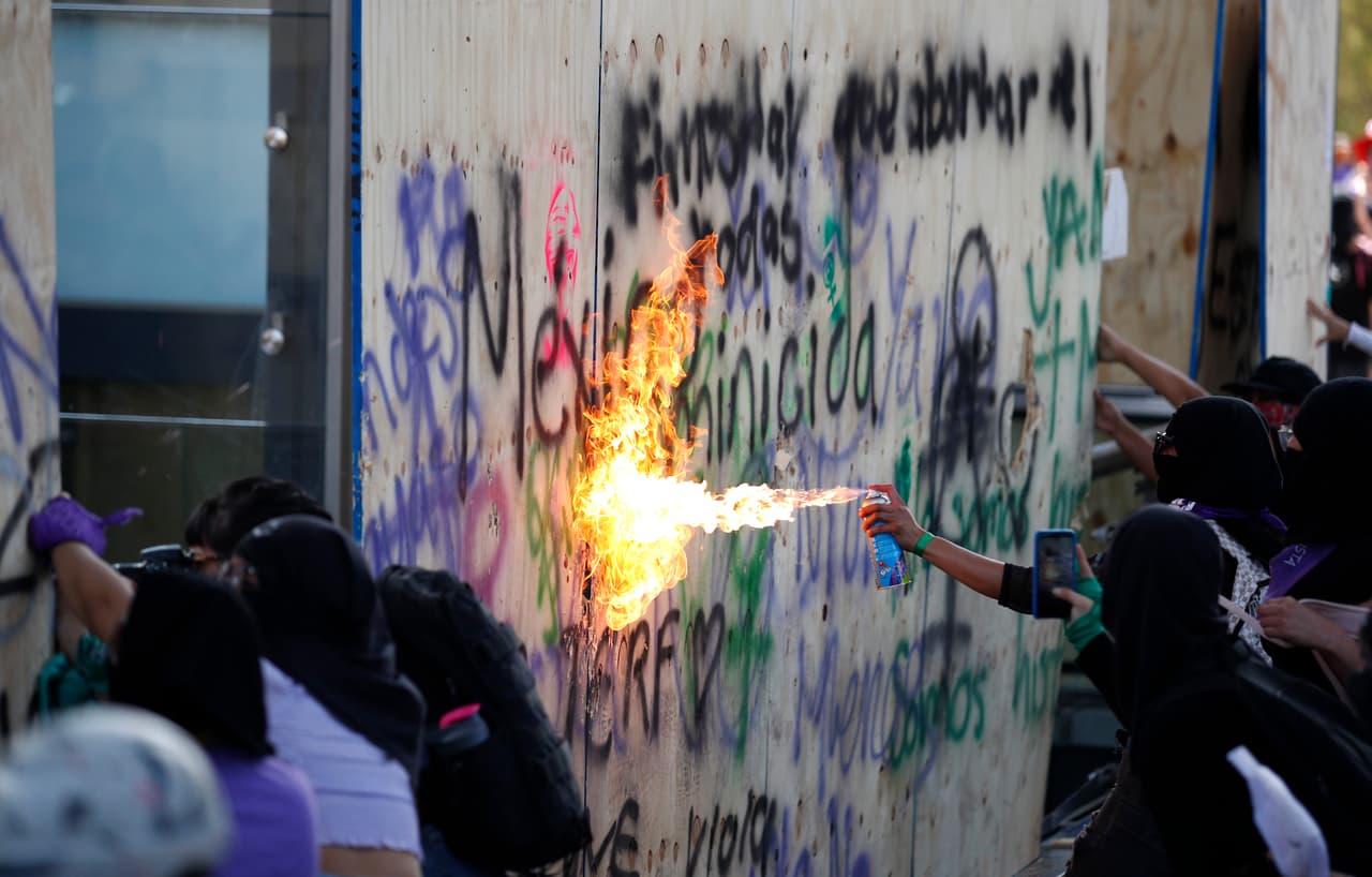Miles de mujeres llegaron al Zócalo de Ciudad de México, donde algunas trataron de derribar el muro de metal.