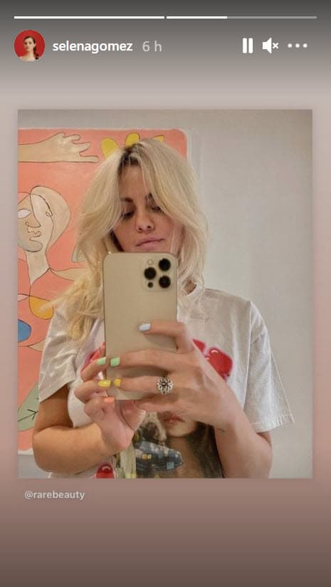 Este viernes 23 de abril 
<b><a href="https://www.univision.com/famosos/selena-gomez-logra-vender-su-casa-estudio-en-2-37-millones-de-dolares-tras-dos-anos-de-estar-en-el-mercado-fotos">Selena Gómez</a></b> sorprendió al mostrar en su perfil de Instagram que dejó la cabellera oscura y 
<b>ahora es rubia</b>.
<br>