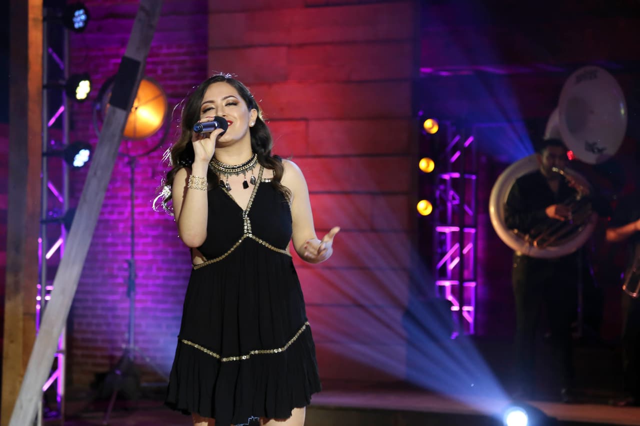 <a href="http://www.univision.com/shows/la-reina-de-la-cancion/asi-fue-la-interpretacion-de-janine-rivera-de-el-amor-de-su-vida-video">Así fue la interpretación de Janine Rivera de 'El amor de su vida'</a>.