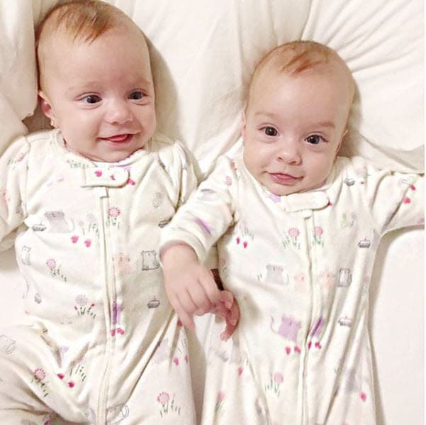 "Fue toda una odisea, obviamente que cuando son mellizas son como prematuras, vienen complicaciones, tener que apoyar a mi mujer, mucha paciencia, pero gracias a Dios ya están bien, sí estuve en el parto y fue muy emocionante", reveló Osvaldo de León en noviembre de 2016 para el programa 'Todo para la mujer'.