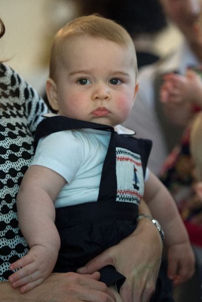 George se comportó como la misma reina Elizabeth, pues saludó a todo el mundo sin titubeos.