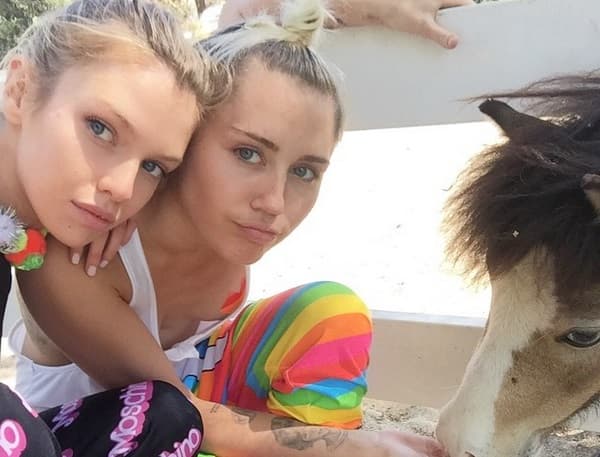 Se dijo que Miley y Stella habían pasado esos días muy juntitas, y que incluso estaban saliendo.