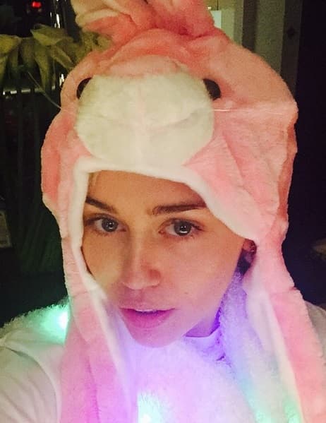 Pobre Miley, tendrá que resignarse , por ahora, a tener éxito en su carrera pero no en el amor.