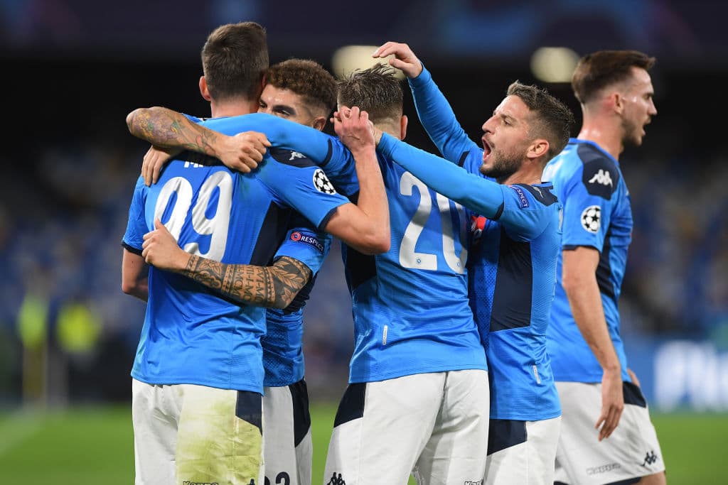 Los jugadores del Napoli celebran el segundo gol anotado por Arkadiusz Milik.