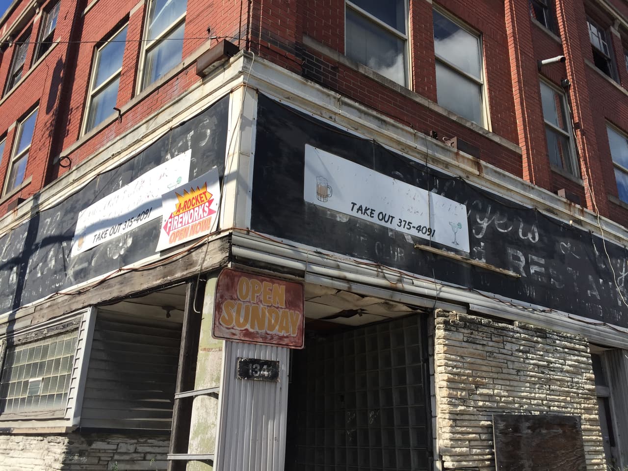 Aunque muchos negocios tienen carteles anunciando que están abiertos, parecen estar abandonados.