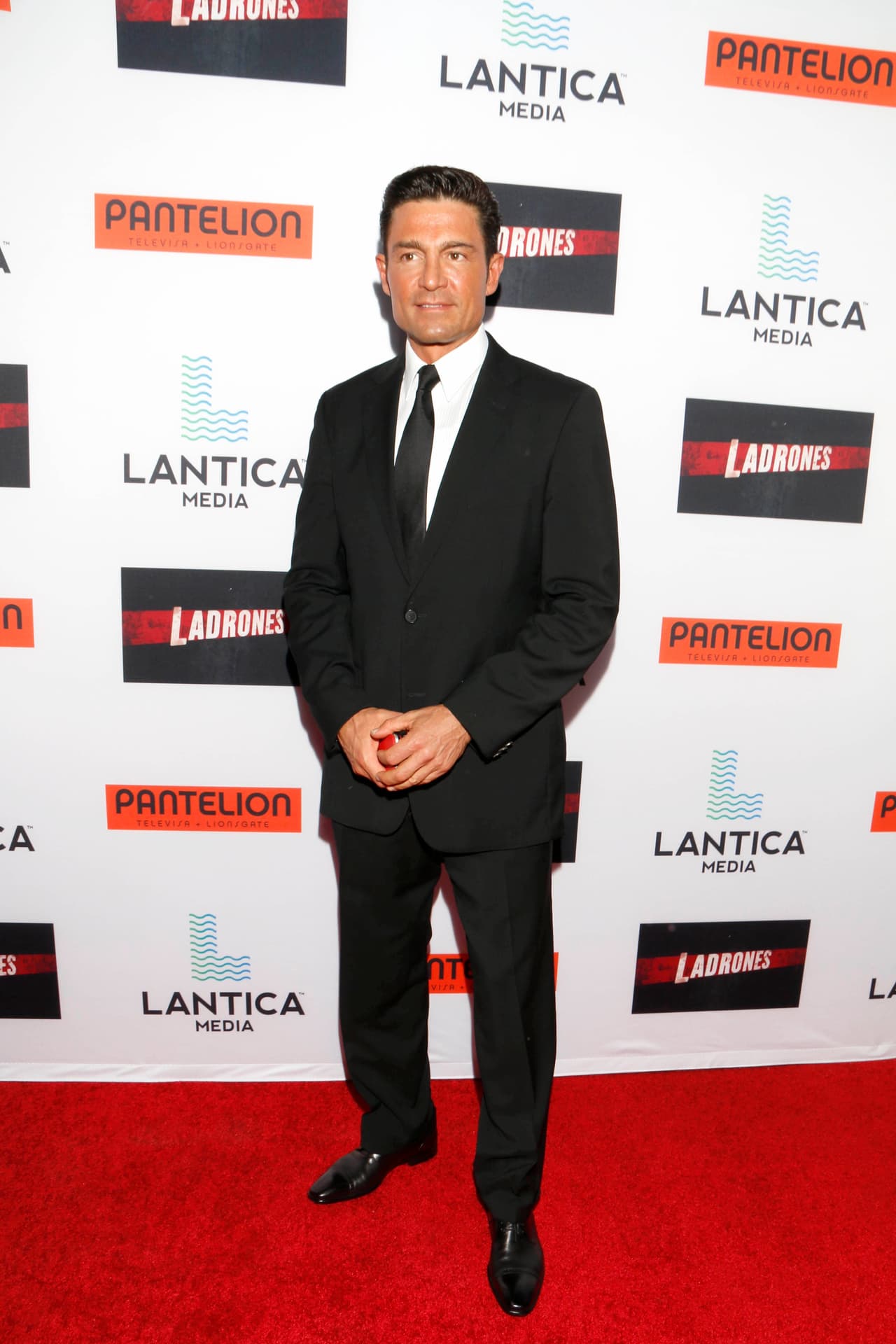 Fernando Colunga impactó con un traje oscuro.