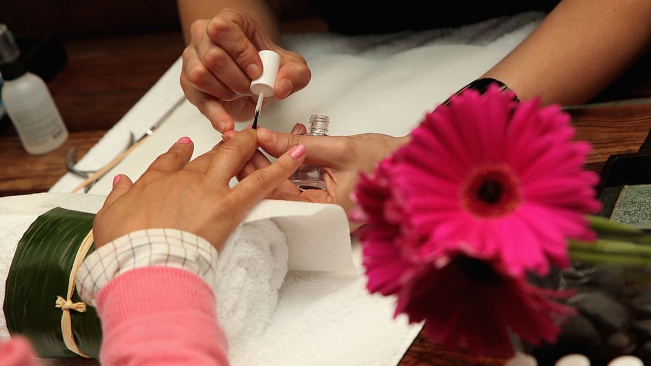 Si trabajas como manicurista tienes más riesgo de sufrir de cáncer, según alerta nuevo estudio