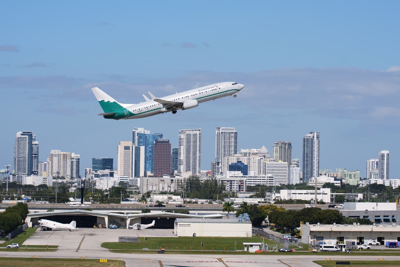3.- 
<b>Fort Lauderdale, Florida</b>: La ciudad presenta un desempeño limitado en las tres dimensiones analizadas, con una puntuación total de 36.06 que la mantiene entre los últimos lugares del ranking. Sus resultados muestran rezagos especialmente marcados en seguridad financiera, donde ocupa el puesto 176, así como en riesgo de desastres naturales (174) y seguridad del hogar y la comunidad (172). La falta de una categoría con resultados sólidos evidencia un escenario de vulnerabilidad amplia que afecta su posición general en el estudio.