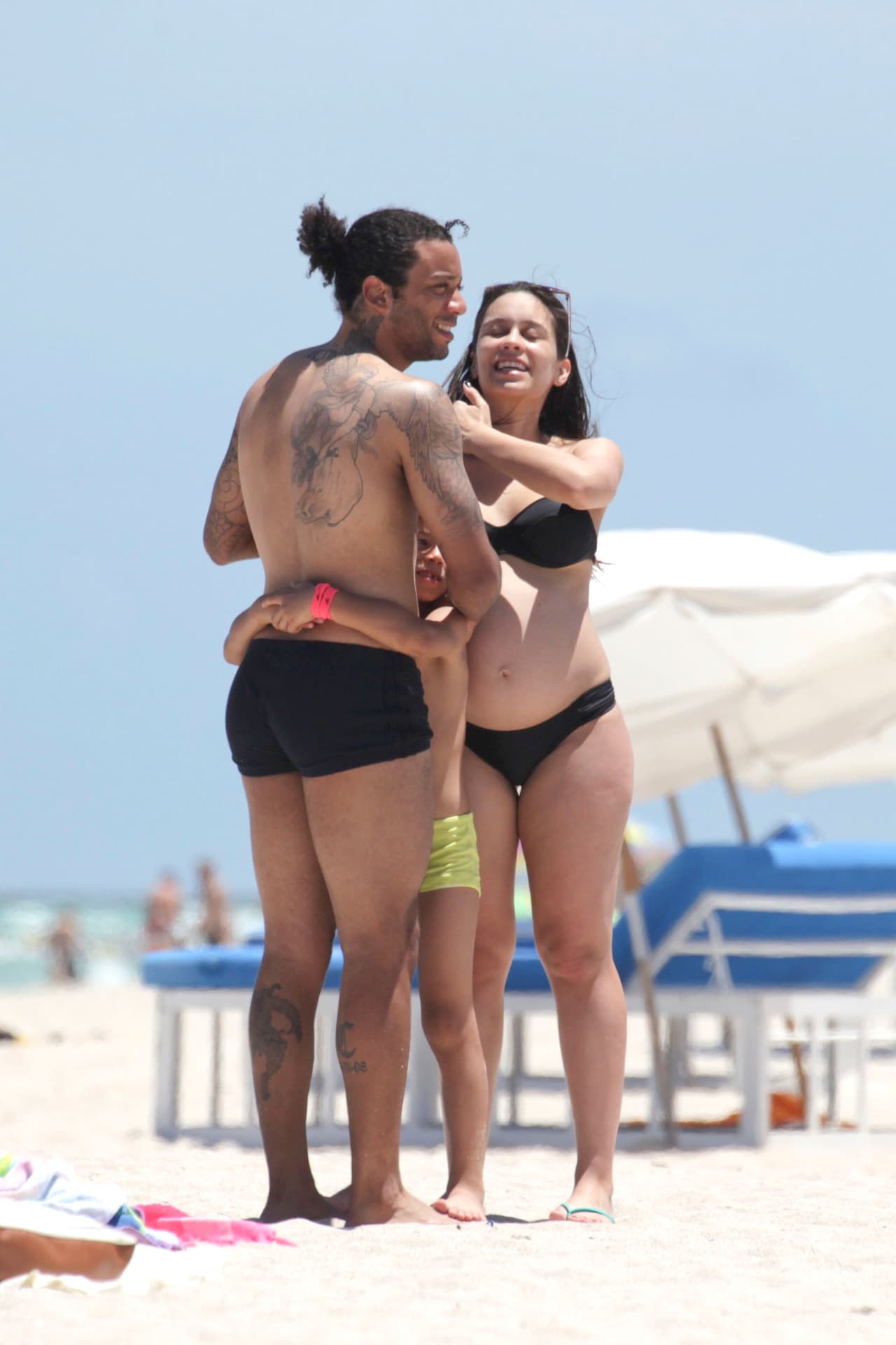 ¡Que ternura! Y lo abrazos iban y venían entre la feliz familia