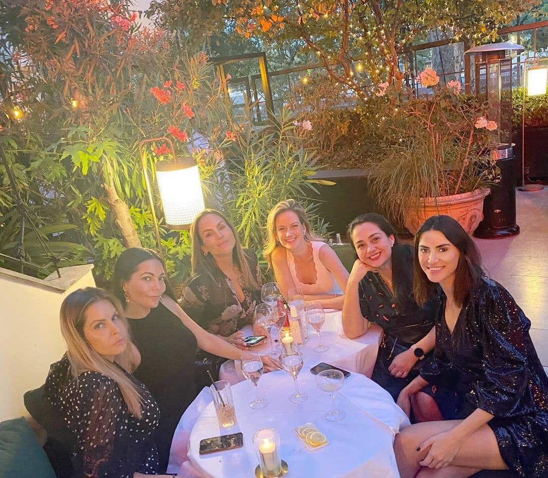 La actriz apareció con una gran sonrisa en las fotos de la especial celebración en un restaurante parisino.