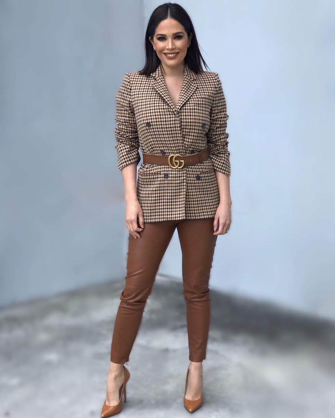 Mostrando su elegancia, Karlita nos deseó un excelente lunes con esta imagen en sus redes sociales. Un lindo atuendo combinado como siempre con su sonrisa única.