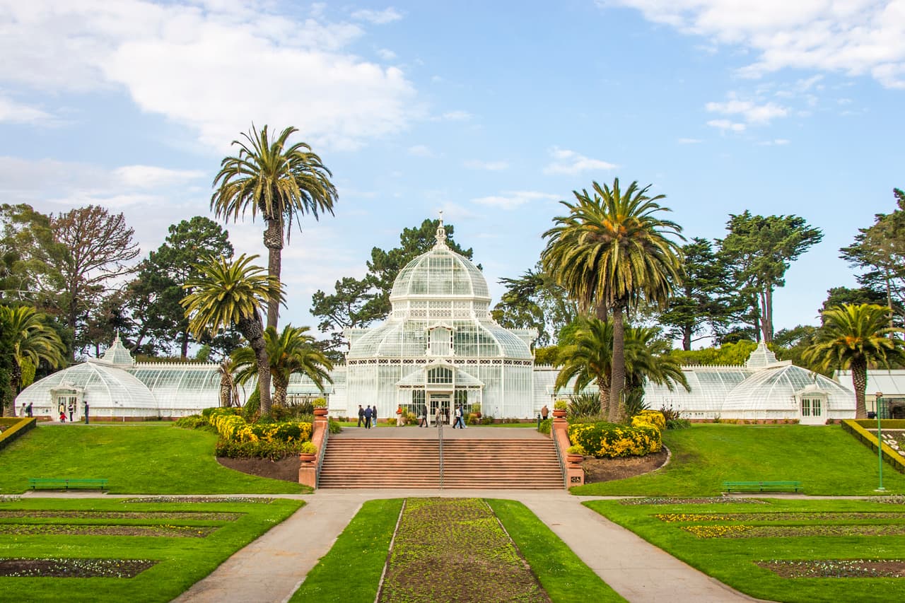 <b>Golden Gate Park:</b> Este icónico parque ofrece muchas actividades, como visitar el Jardín Japonés, el Conservatorio de Flores o simplemente hacer un picnic. También puedes alquilar una bicicleta y explorar el parque a tu ritmo.