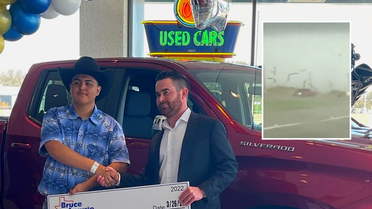 Chico tornado' recibe las llaves de su camioneta nueva en Fort Worth, además de un cheque de $15,000