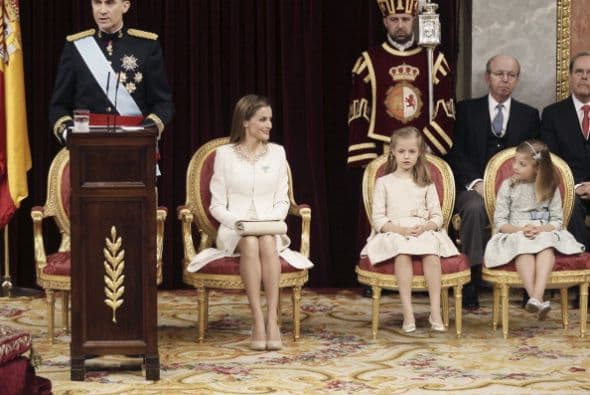 El 19 de junio de 2014 don Felipe 
<b>fue proclamado Rey de España </b>y Leonor se convirtió en princesa de Asturias. Mientras que 
<b><a href="https://www.univision.com/entretenimiento/la-reina-letizia-aparece-con-cara-lavada-y-provoca-sensacion-fotos" target="_blank">Letizia</a></b> obtuvo el título de reina consorte.