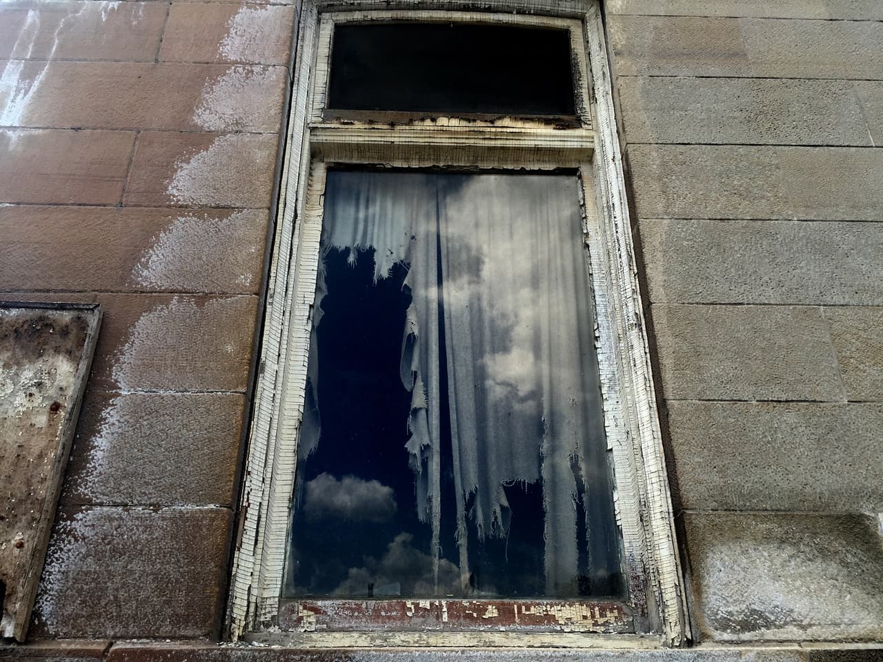 Ventana de un almacén cerrado en la céntrica Franklin Avenue